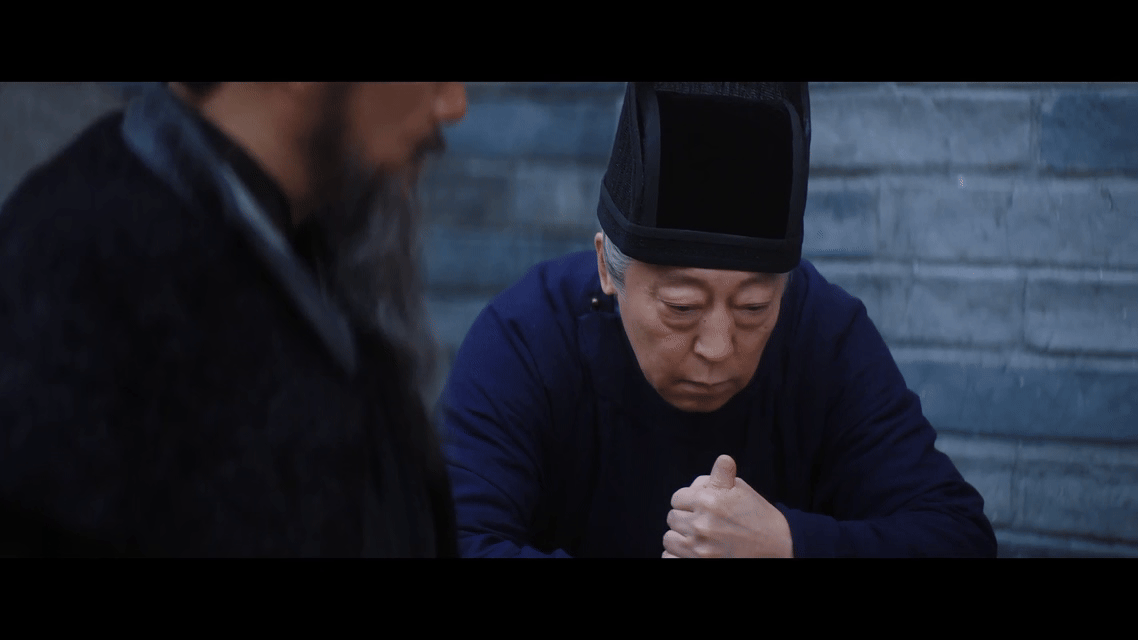 倪大红只有在古装剧里才老实调到全程躬身办事，还帮人藏行踪，没有大电视没有咖啡梗，