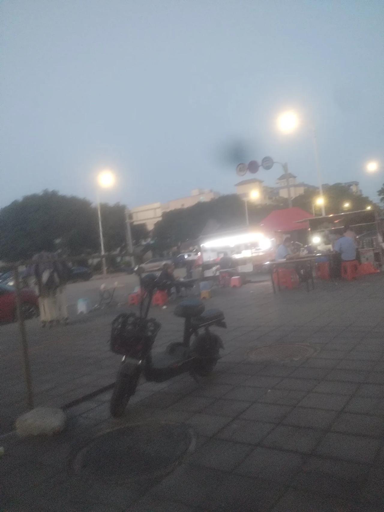 分享城市新鲜事清晨的早上，总有一些人早早开始一天的工作，勤劳的人已经开始上班了。