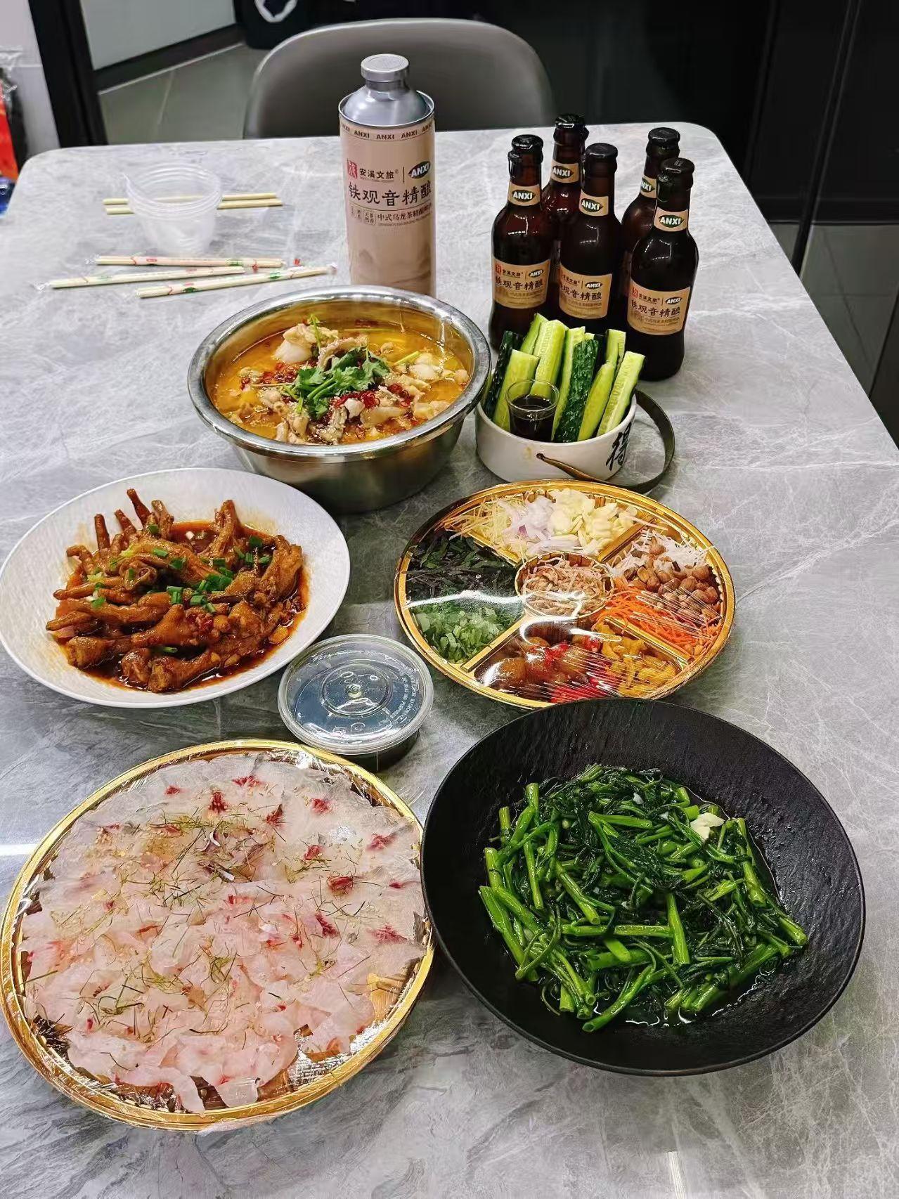 美味聚餐，铁观音啤酒相伴，火锅、小菜、凉菜，尽享美食时光！🍜🍺🍲🥗🥗