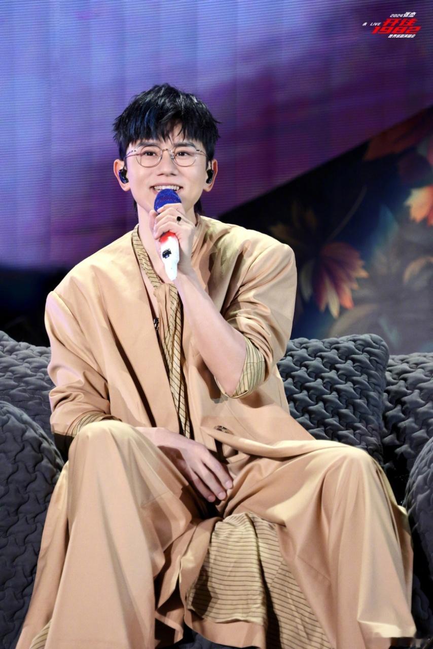 张杰歌迷往电影院一站就是兵  张杰演唱会搬进电影院，歌迷狂欢不停歇，慢歌跟唱热歌