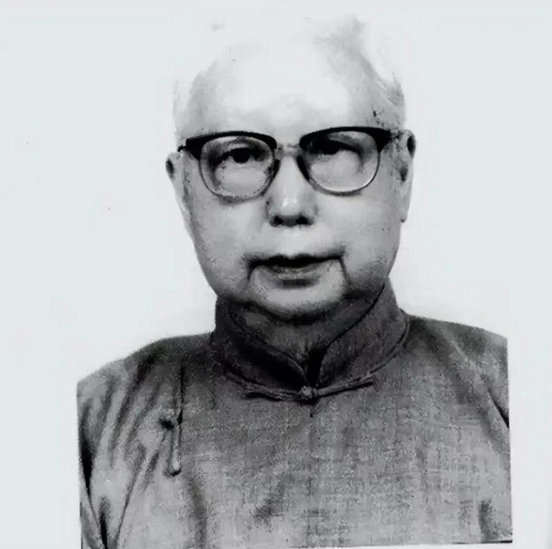 1935年，15岁的北平名媛袁行恕爱上穷教师，父母都反对，但是她却一意孤行。没想