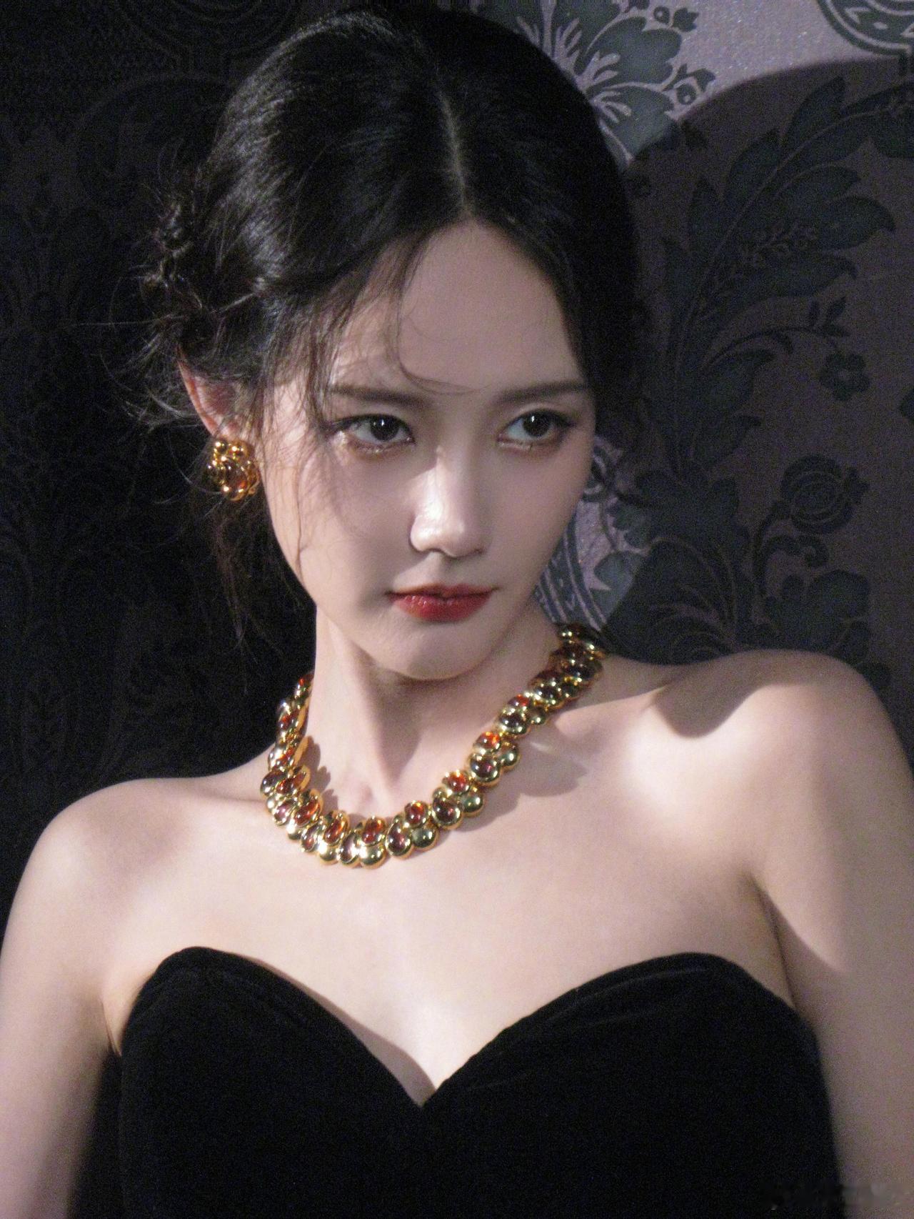 李一桐，当之无愧的女神啊！
这妆造好符合她的气质了，抹胸黑裙搭配大金项链，举手投