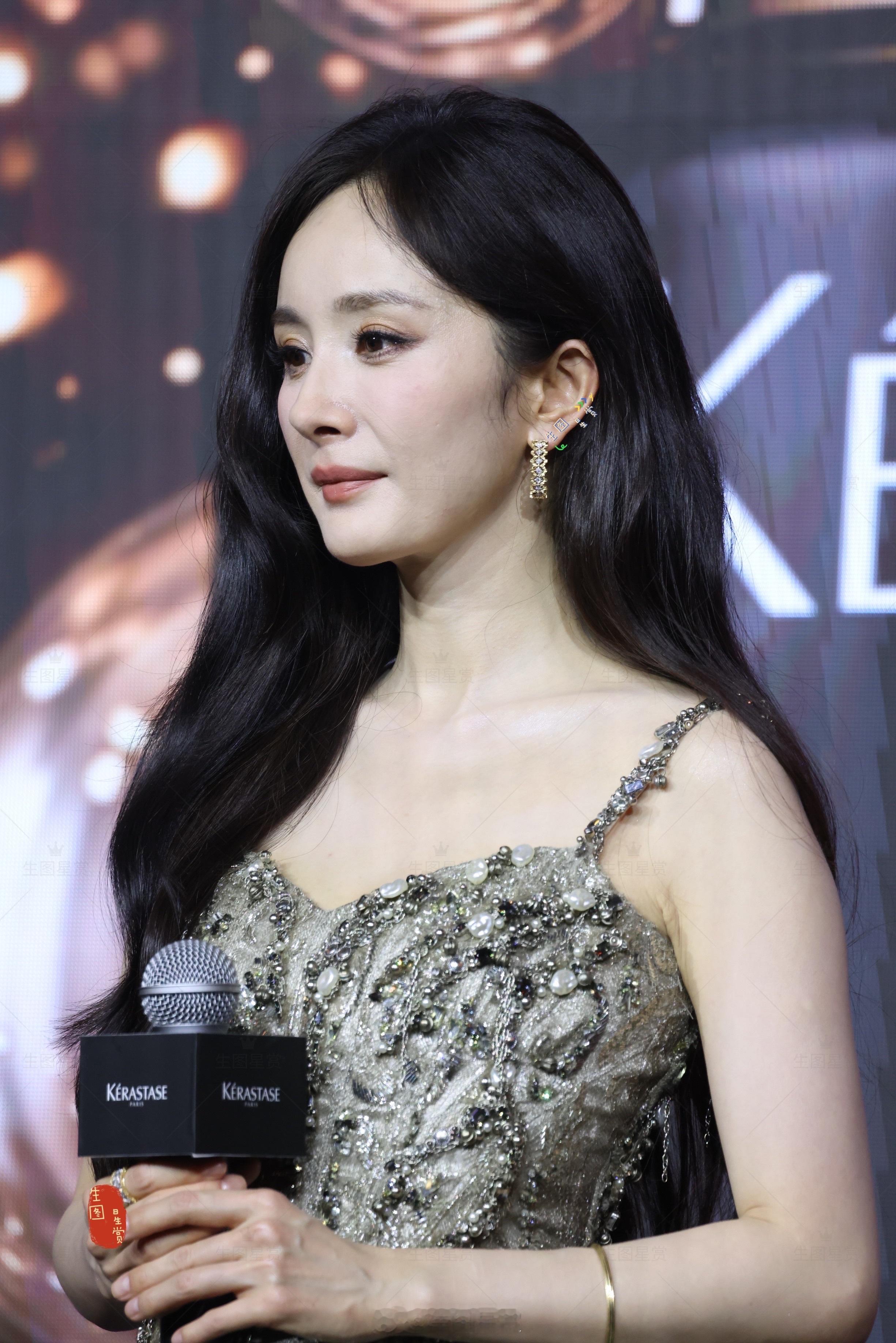 权威幂神来啦杨幂上海卡诗活动生图掉落杨幂女王的眼睛杨幂钉珠闪钻鎏金裙 ​​​
