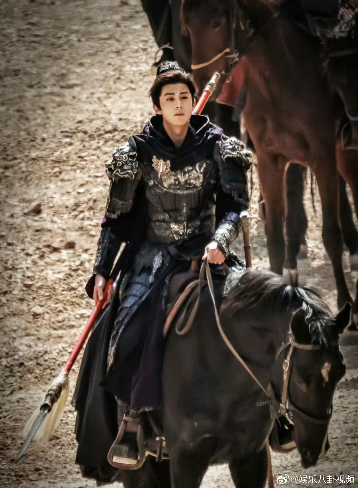 阅文盛典王鹤棣首次缺席，粉丝热议但大众认可其专注作品，红衣谢景行造型引发广泛好评