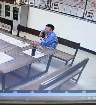 女子悄悄走近中控室偷袭男同事？
结果把男同事吓了一大跳！
