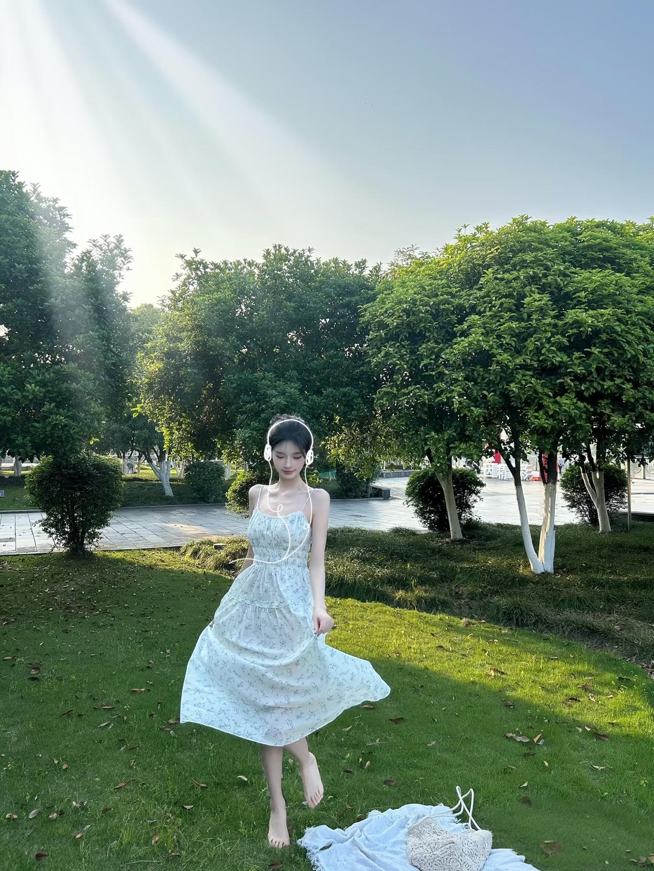 一个女孩在公园里听音乐，好惬意！