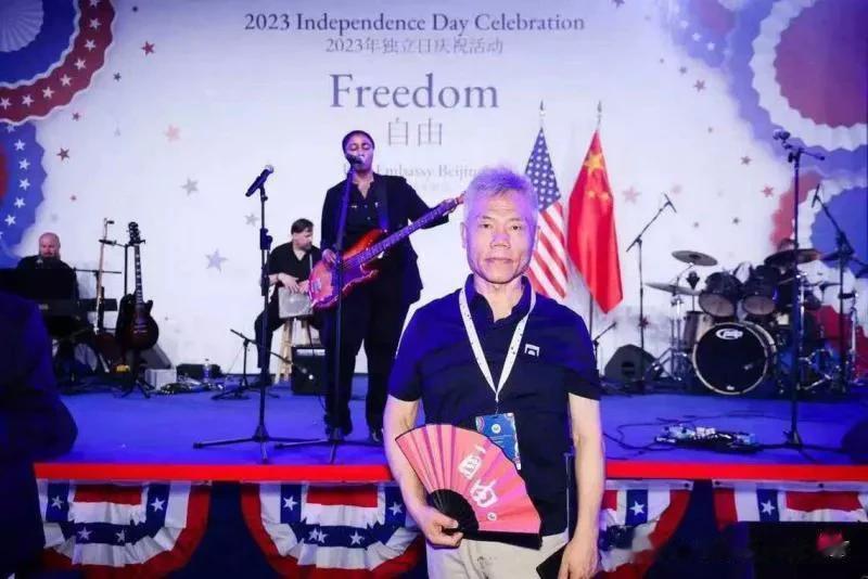 反美斗士司马南这回完蛋了，被美国驻华大使馆邀请过去参加美国独立日，这一回吃人嘴软