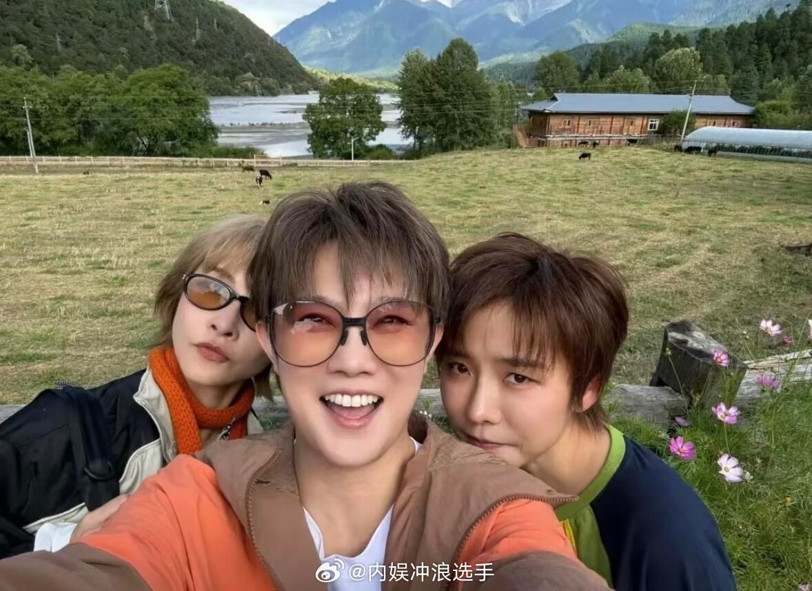 厉娜许飞刘力扬合照厉娜许飞刘力扬同框 厉娜许飞刘力扬合照，看起来关系不错 ​ ​