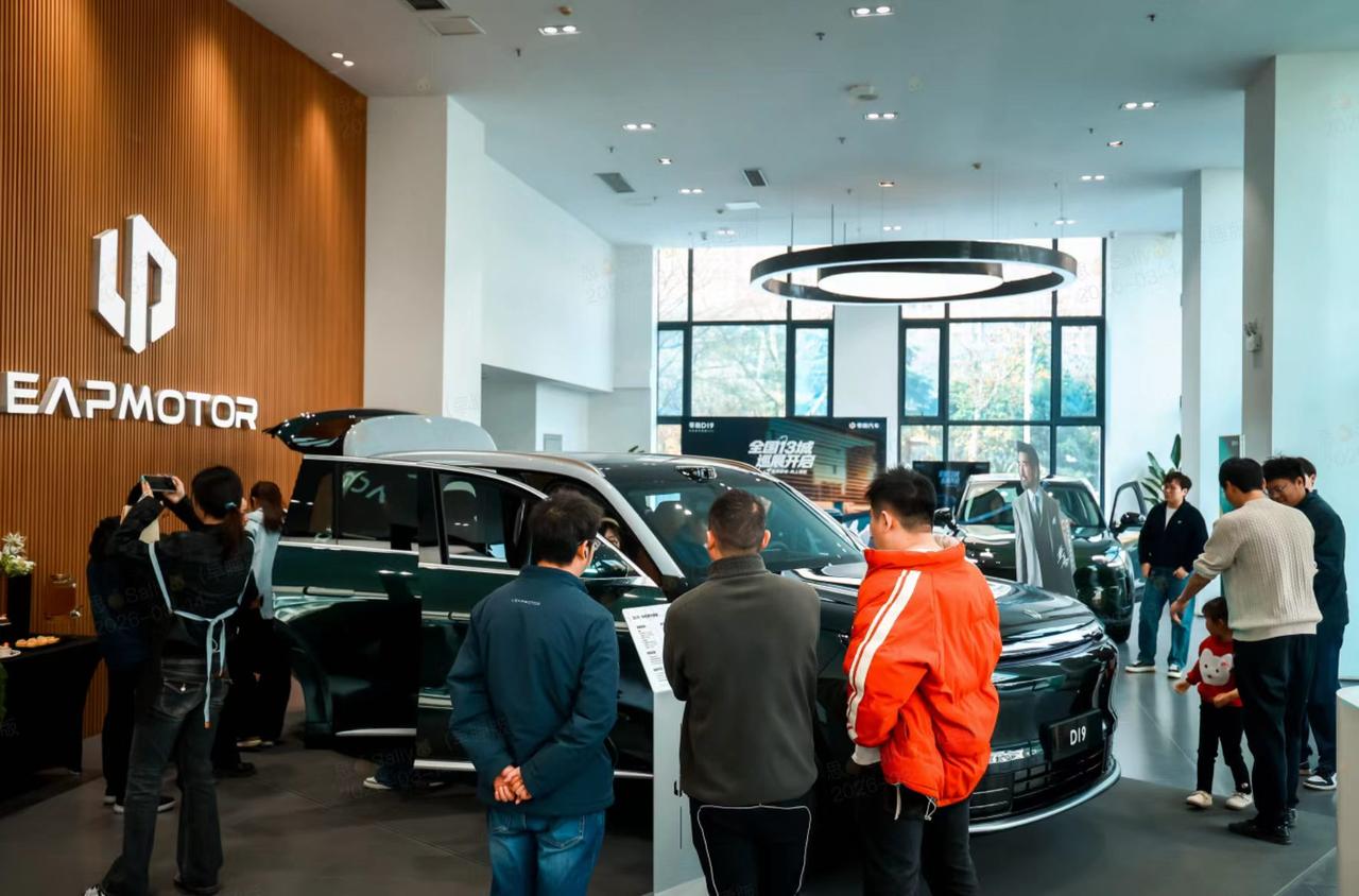 零跑D19展车到店人气爆棚，家庭SUV新选择？

周末带娃出门像搬家，最近后台问