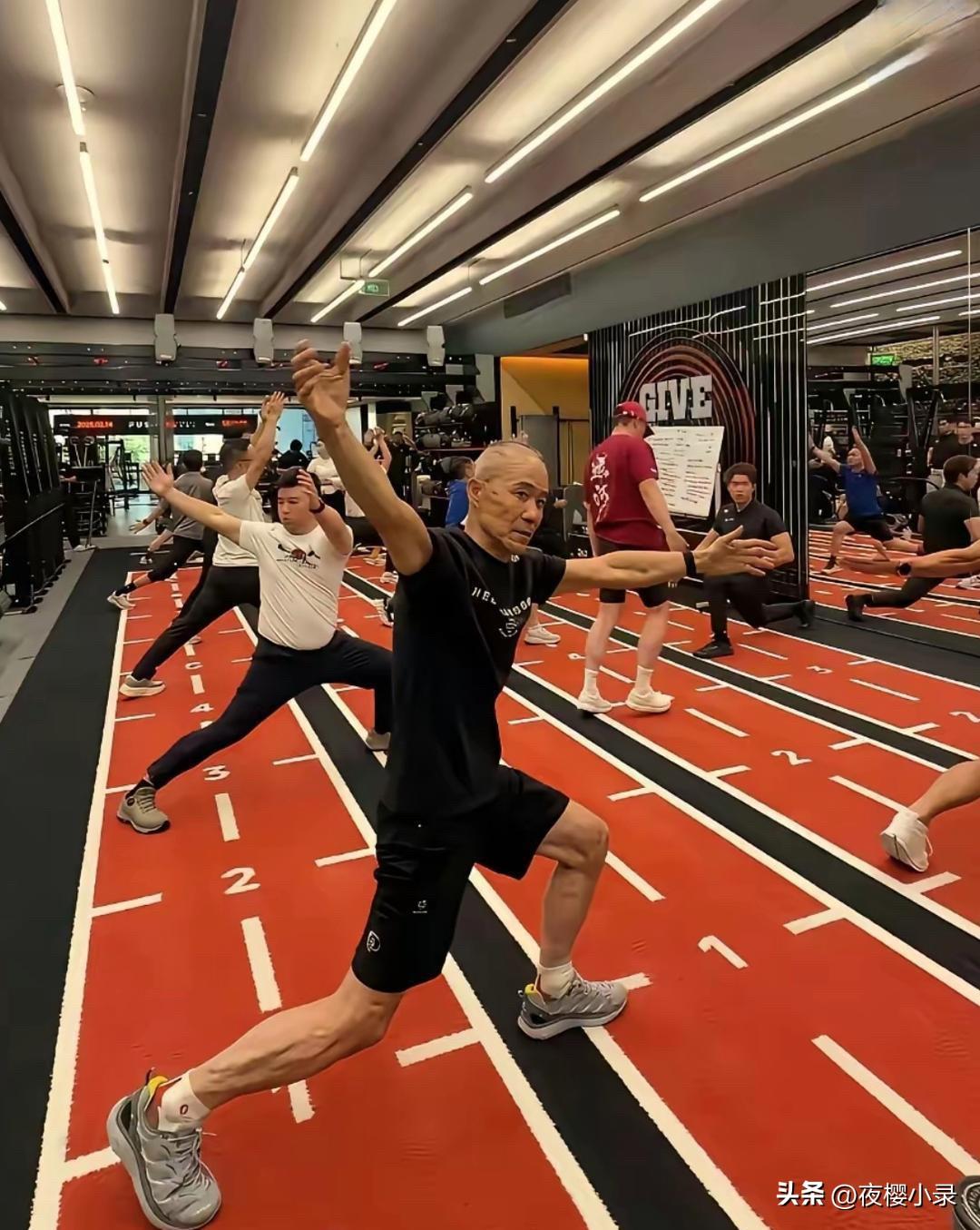 75岁的王石，最近和小娇妻恩爱有加，所以又开始健身了！[赞][赞]