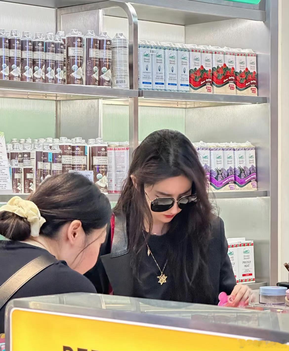 #泰国机场偶遇刘亦菲#刘亦菲这颜值真能抗，无论哪个角度拍她，她都那么优雅好看。在