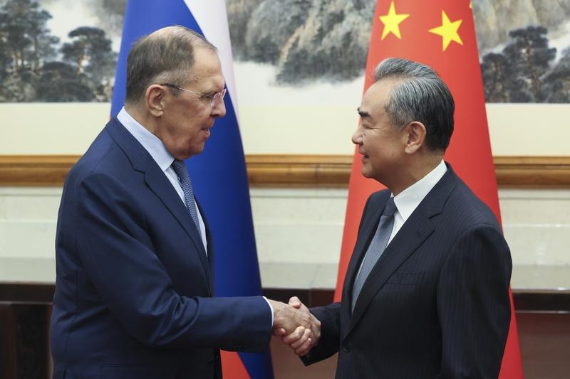 俄中合作对两国人民意义重大。从经济上看，建立中俄自由贸易区是双赢选择。过去俄罗斯