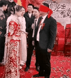 新郎肯定在想，早知道我就来真的了，这回有点亏了。[捂脸][捂脸][捂脸]