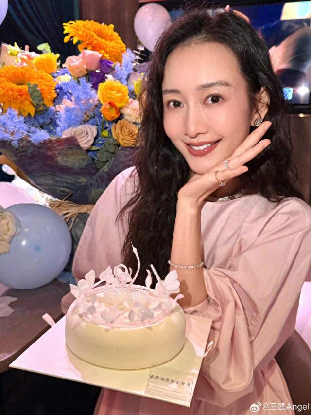 #王凯陪王鸥过生日了#