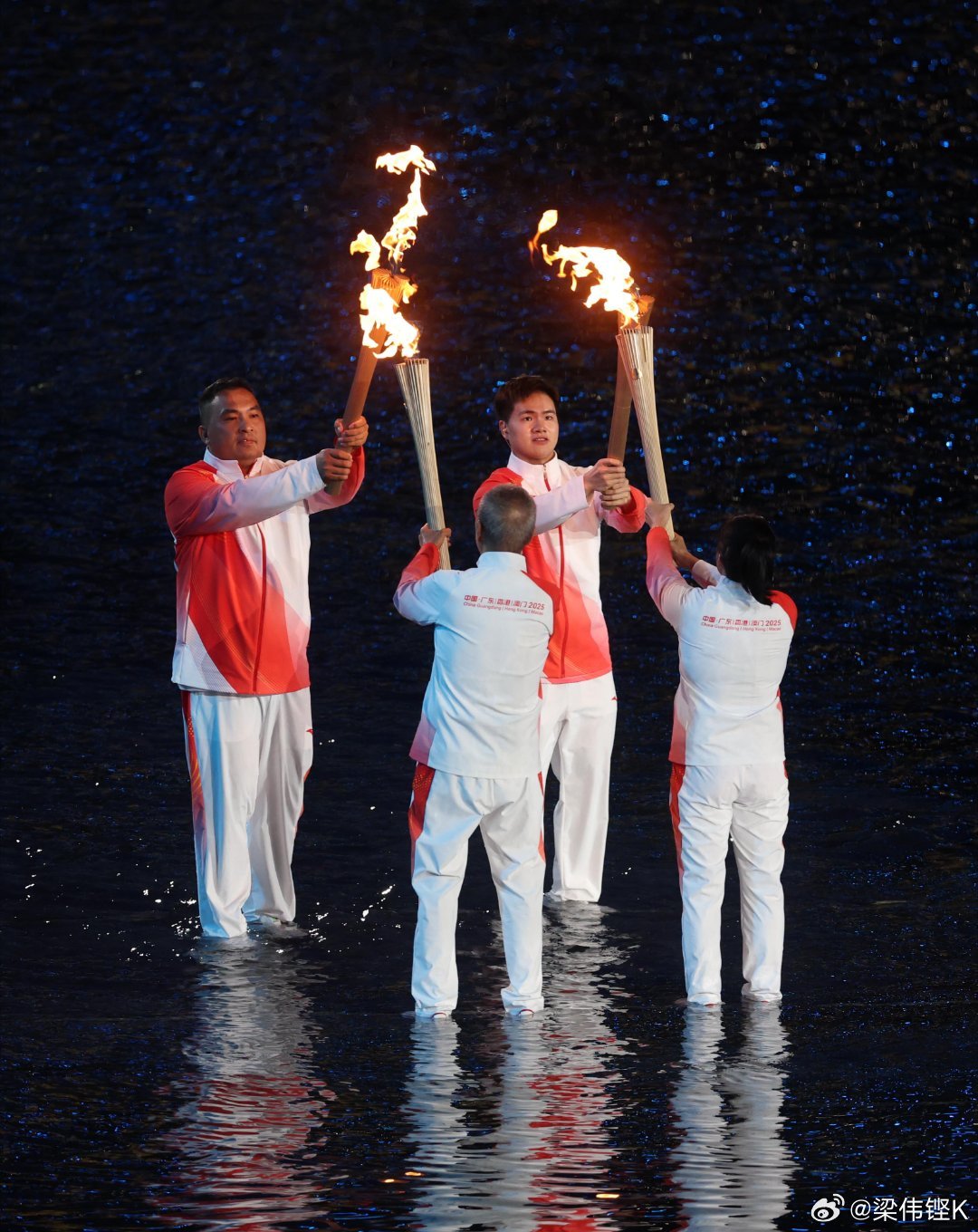 这是我第一次当火炬手，能够在家门口举行的十五运会上参与火炬传递，还是在开幕式现场