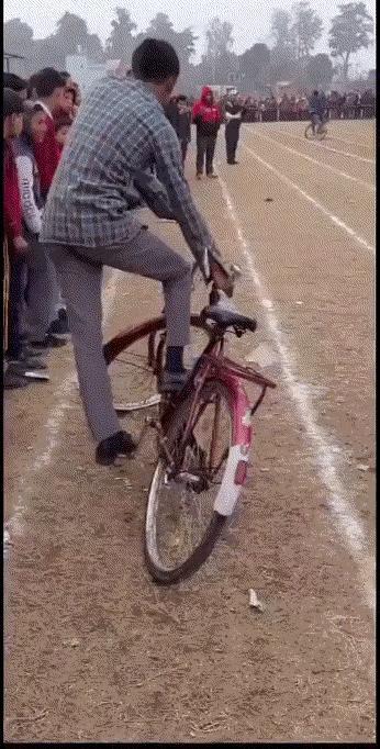 稀奇古怪的单车赛，也算是一种不一样的娱乐项目。