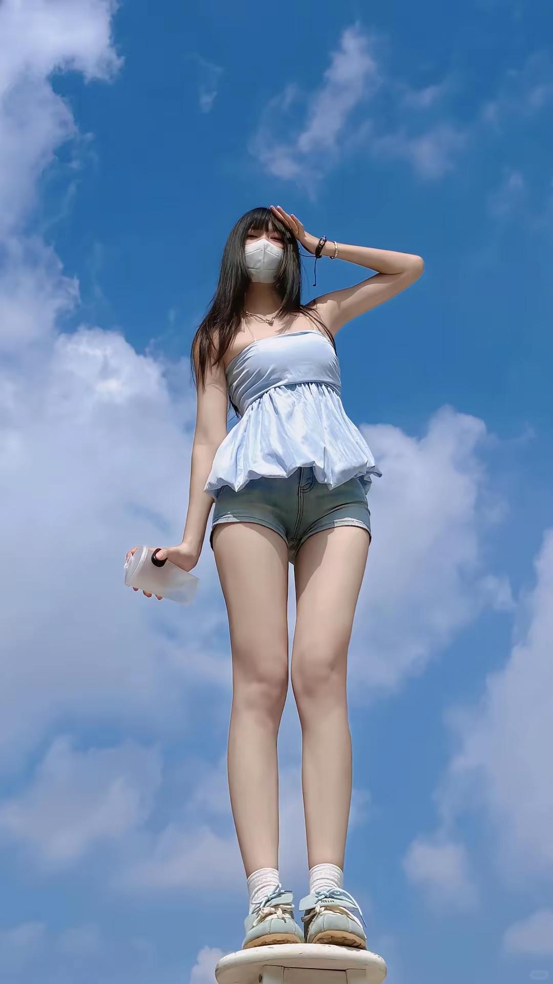 拍照角度确实是超实用的技巧。平角度拍摄就像用自己的眼睛看世界，拍人物与鲜花同框，