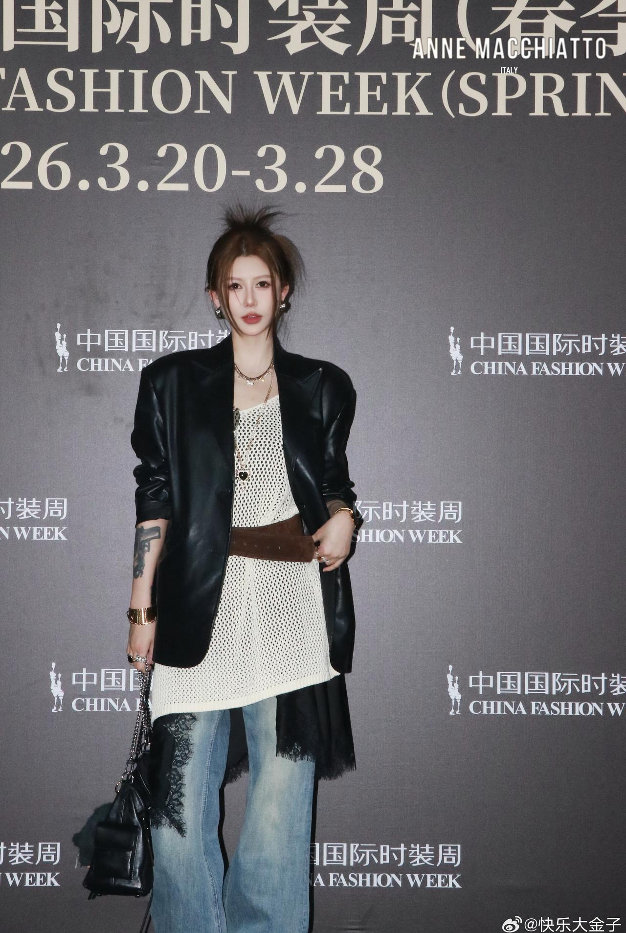 咱也有朋友受邀去中国国际时装周了[写作业]
宣传宣传@裴娜姐姐 ，人美戏好有品位