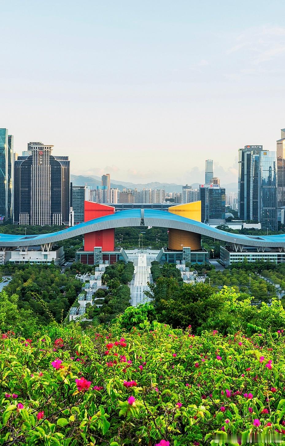 注册公司时按市场监管的模板章程，但内部章程没注册两个公司章程之间有冲突，到底以哪