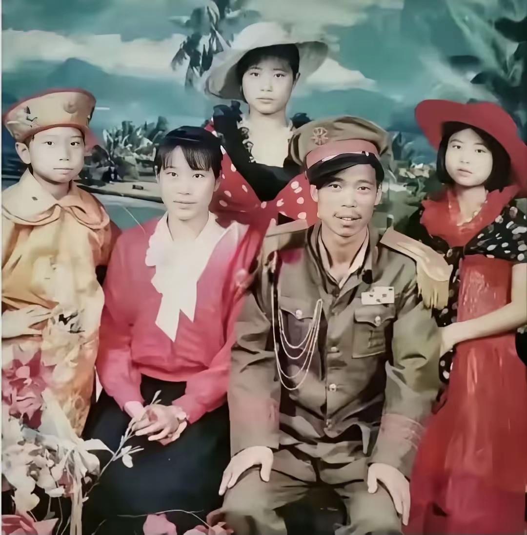 一张全家福堪称史诗级的合影，跨时代的组合。
军阀式的老爸，现代的妈，民国风的女儿