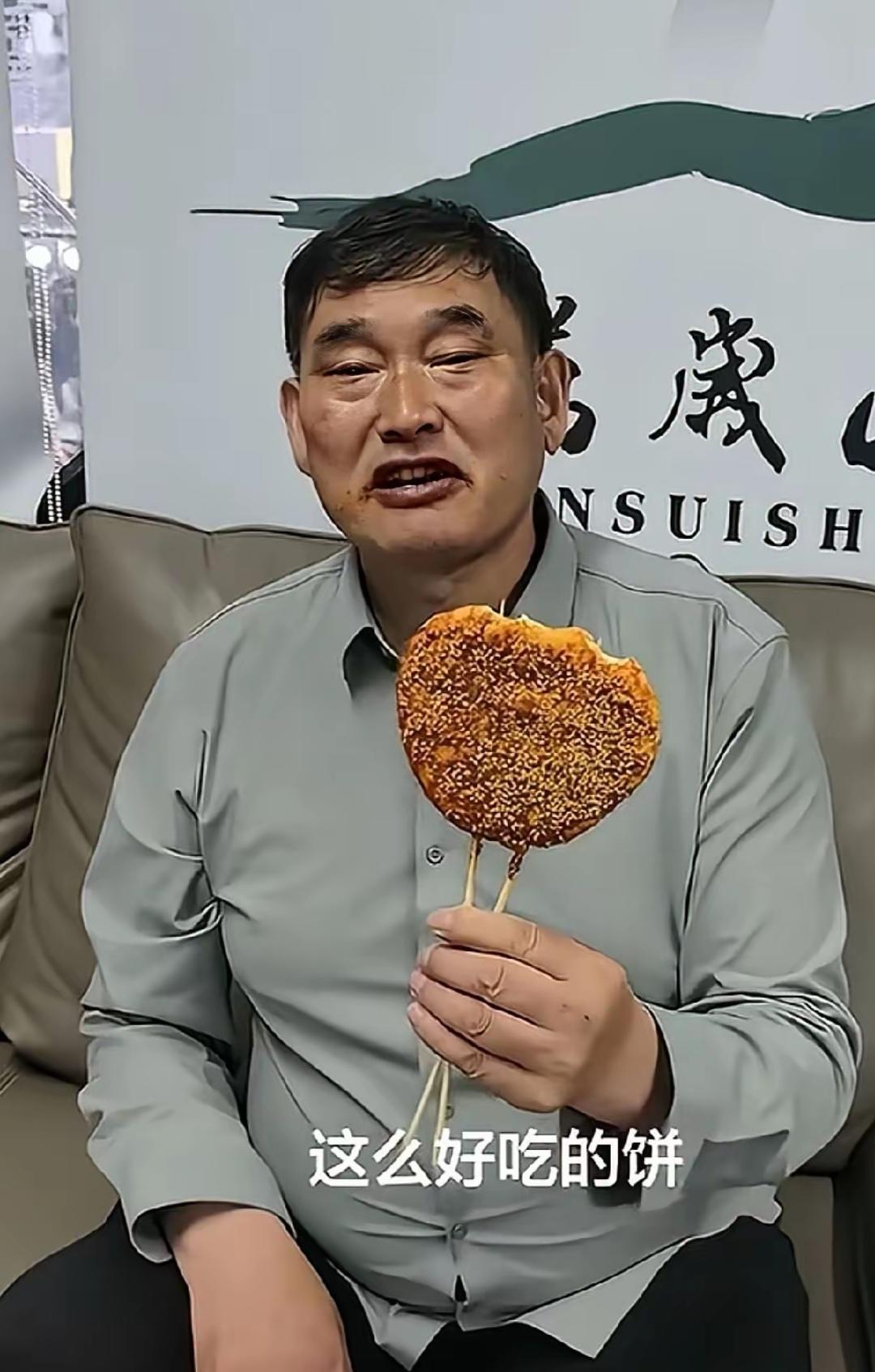 手里有饼，心里不慌！

大衣哥是一个非常有智慧的人，他知道自己的价值。不是歌手身