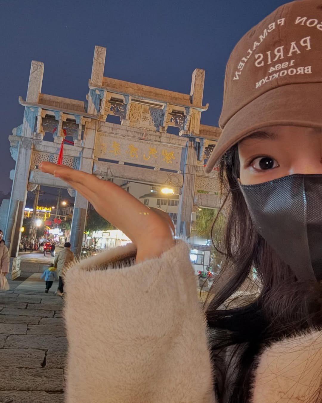 杨紫ins也更新了[馋嘴]～～～～炸烟花吼吼看！！！ 