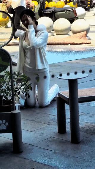 这是怎么回事？
有网友拍到一名年轻女子哭着跪在一名男子面前，像是在乞求男子原谅？