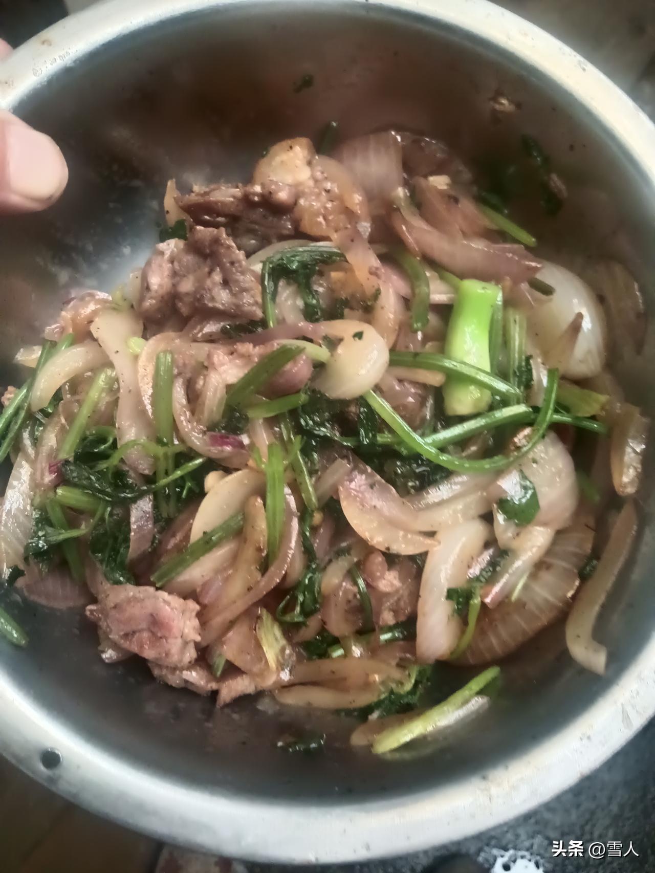 有人觉得不放辣不够味，我倒觉得清淡更能突出羊肉本身的鲜。辣虽开胃，却容易燥热上火