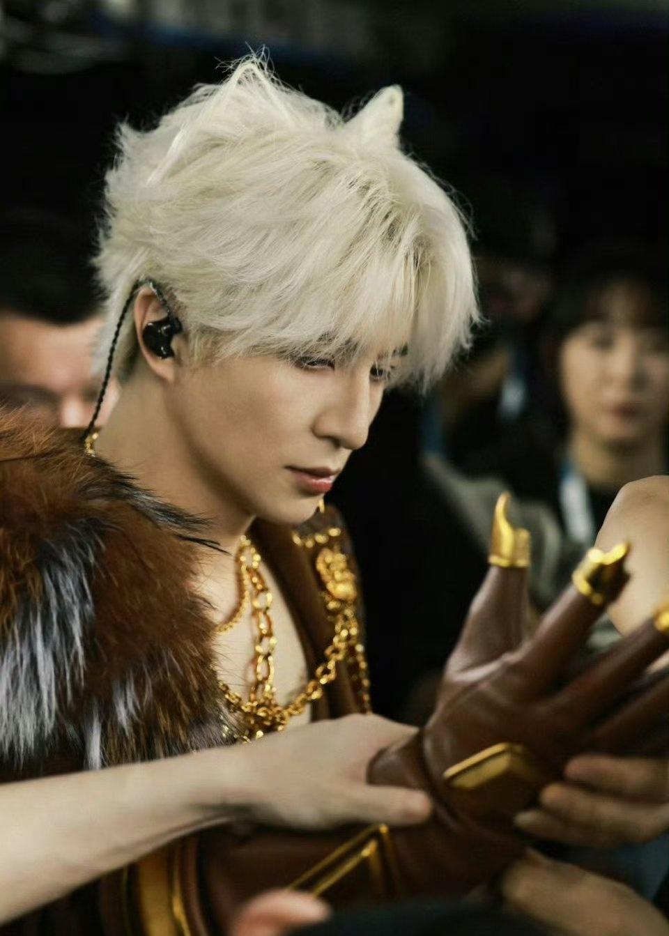 薛之谦满头斑秃和水泡其实，戴个假发也不是不可以的，毕竟已经危害到健康了嘛！[摊手