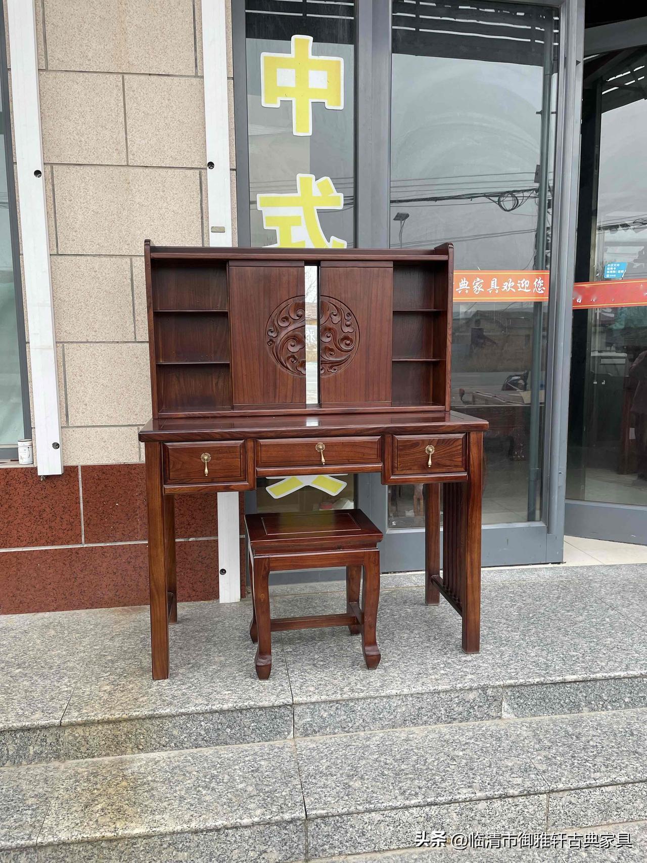 最近在研究家具，发觉北方榆木材质的梳妆台，其推拉门设计简直妙极了。北方榆木质地刚