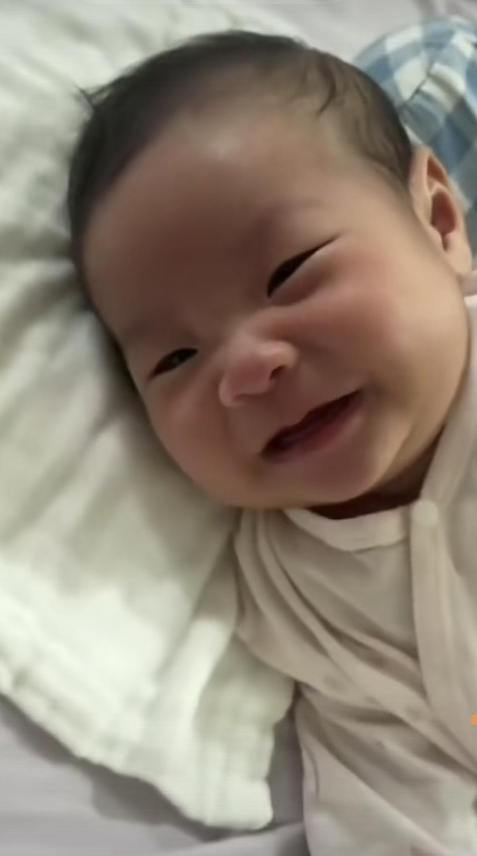 哎呀！小芬和学长的女儿皮姐太会笑了。皮姐一会一个样，小小脸蛋粉扑扑。想咬一口[呲