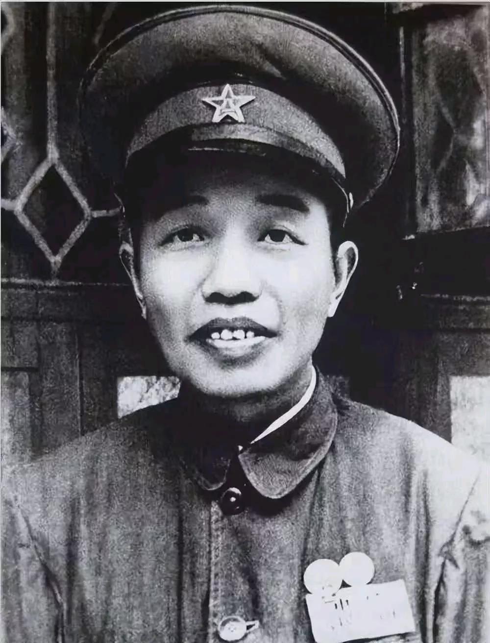 1957 年，开国元勋谭震林回乡调研，途经一家国营粮店窗口，只见：“这窗口有一米