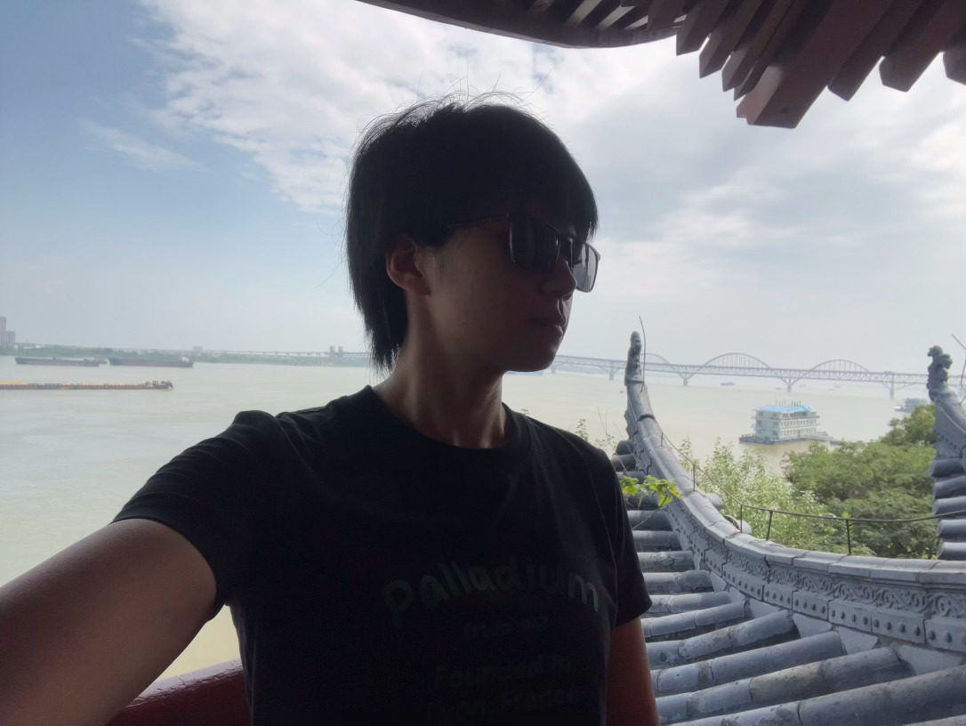 日常分享 摸摸转运石，希望接下来都是好运🍀，趁着妈咪生日🎂，带家人去吃了凤凰
