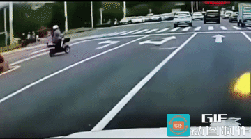 她把马路真的当成了自家的后花园，想怎么骑就怎么骑了。两眼根本左右都不瞧一瞧，目不