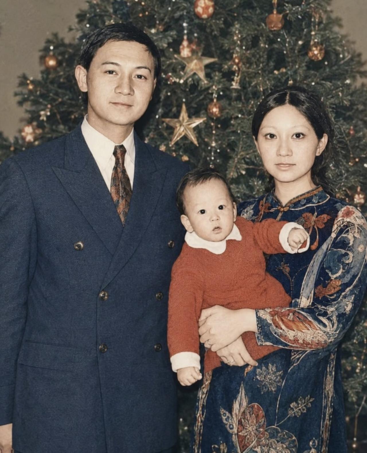 没想到这张1972年的蒋家圣诞合影里，站在左边的男人当年是全台湾默认的蒋家第三代