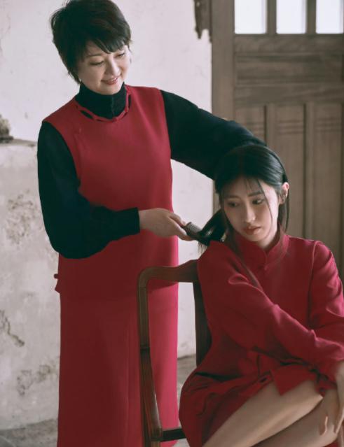 徐帆和18岁养女徐朵，两人登上杂志封面
母女俩被春光环绕，两人相互依偎，画面治愈