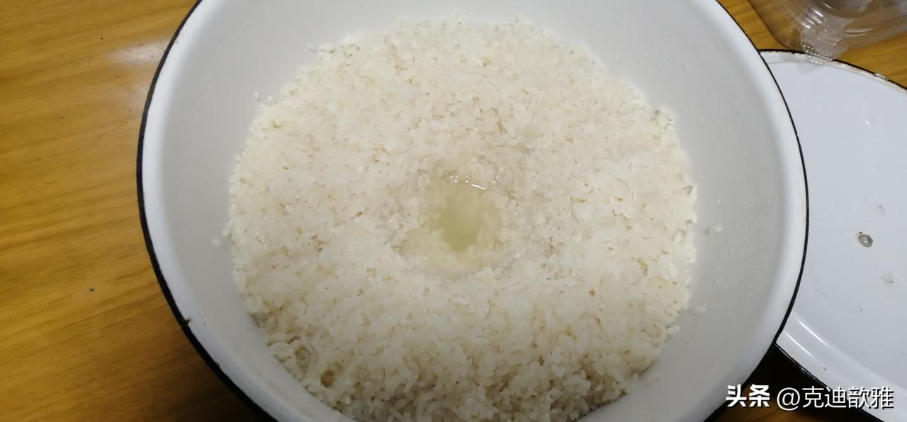 早晨走进厨房，闻到好大一股甜酒的味道。
打开盖子一看，装甜酒的盆里香气扑鼻，发酵