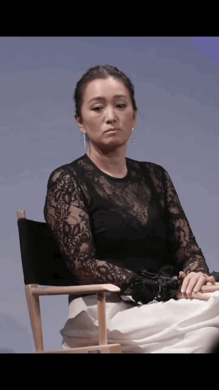 面相这东西真的好神奇啊，巩俐这委屈巴巴的模样颇有几分张艺谋的样子。