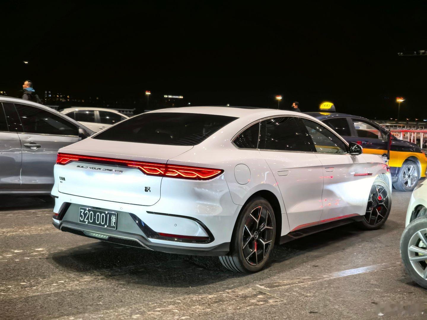 320是那个大使馆，001号车插着个旗子，用的是比亚迪汉。 