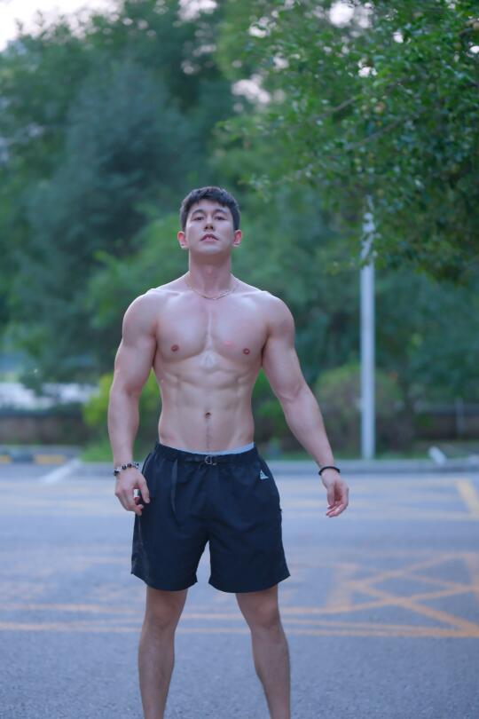 有点吃他的颜了