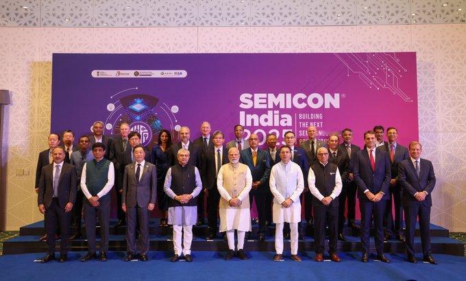 莫迪：今天早些时候，我在 SEMICON India 2025 展会期间与半导体