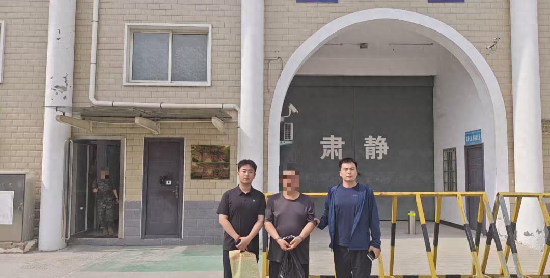 男子全程戴帽子口罩行窃，被一杯蜜雪冰城 “出卖”！河南开封接连发生电动三轮车失窃