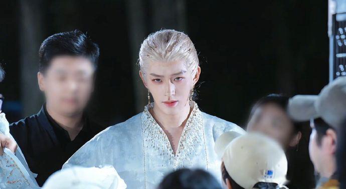 邓为金发造型给郭敬明拍美了郭敬明要把邓为金发放预告压轴 终于见到这组金发造型，气