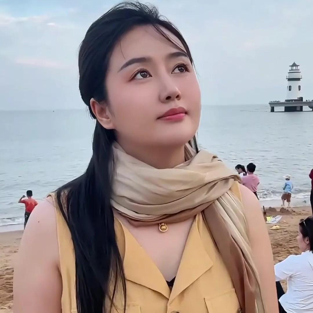 海边漫步，微风轻拂，自在惬意。海边游玩风 海边游玩日常 海边度假气质 海边度假感