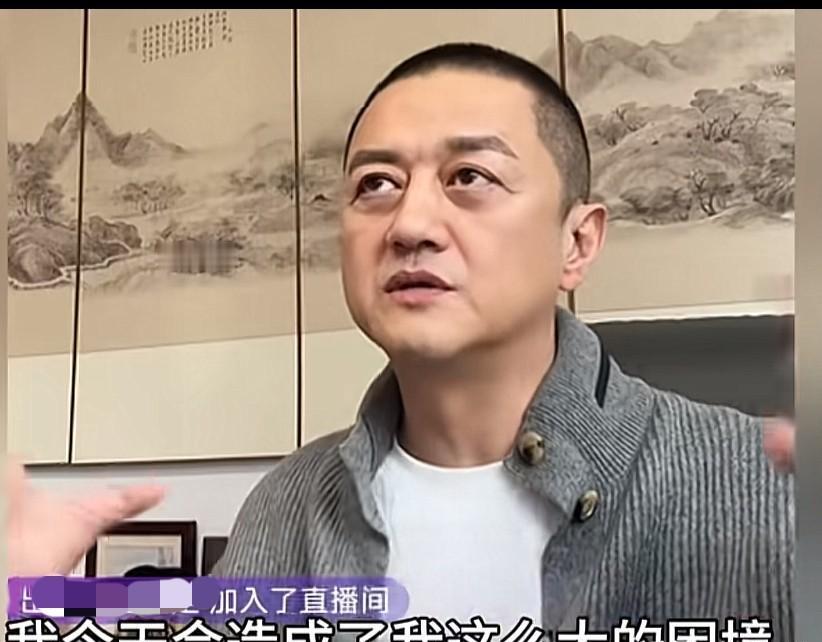 别信眼泪，信动作。
李亚鹏最新忏悔，镜头前眼圈泛红。
他说，败了，因为“情怀大过