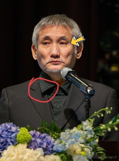 施南生的追悼会上，
76岁的徐克哭红了双眼，
在他的职业生涯里，那个和他齐头并进