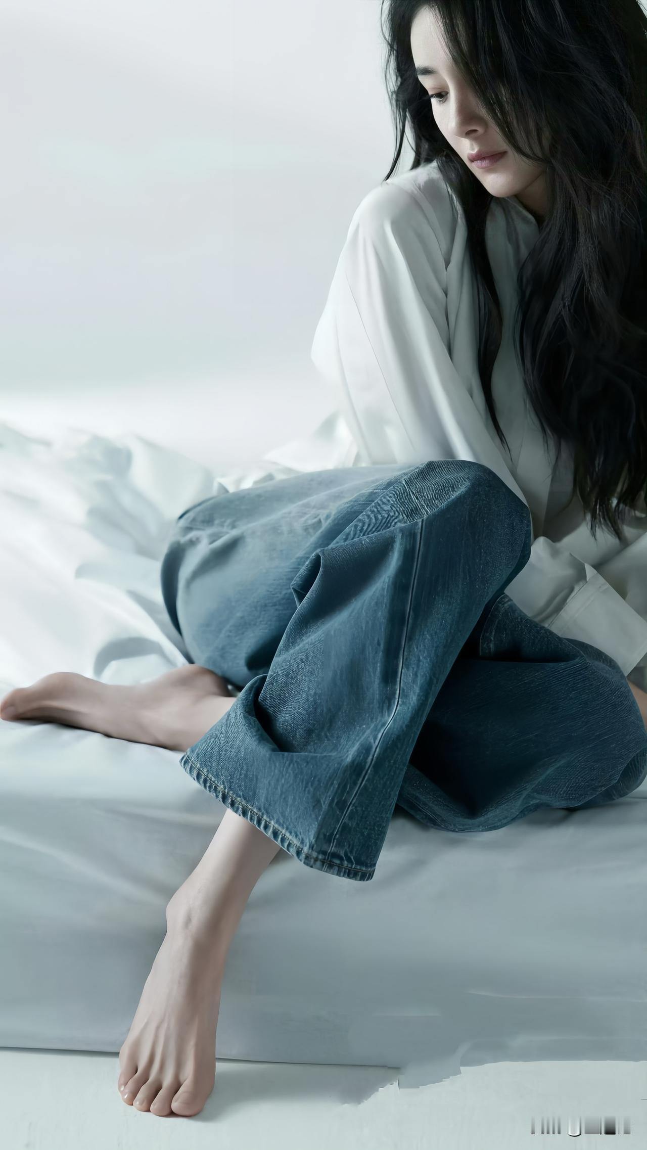这组写真光脚出镜，脚型纤细，大家觉得加分吗？