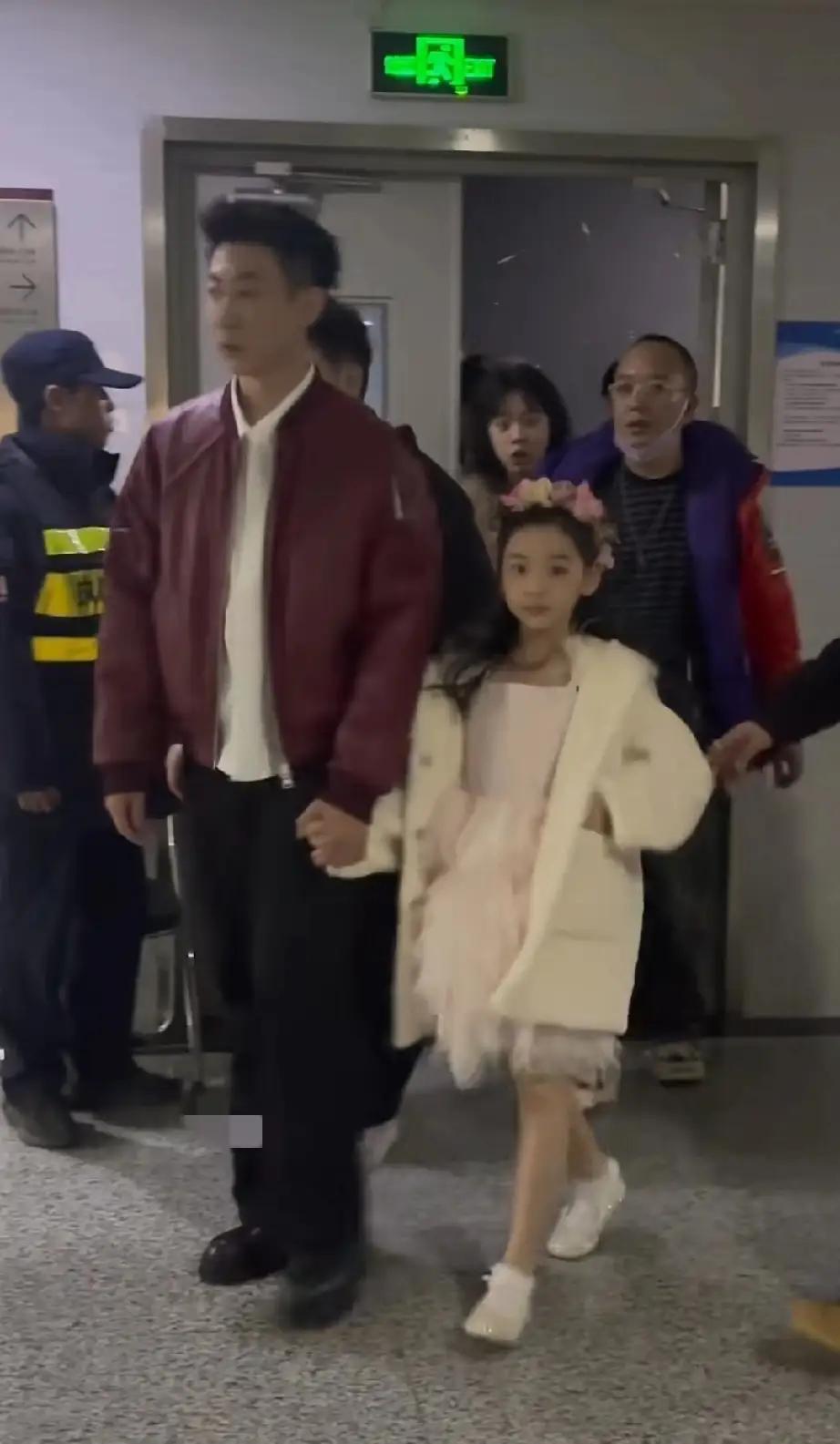 13万不换小羊，张维伊疼爱继女！血缘与真心，究竟哪个更重要？
张维伊带着小酒窝录