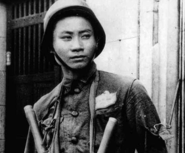 1938年，台儿庄战役中，年仅16岁的少年战士韦容松在执行巡逻任务时，偶然发现前