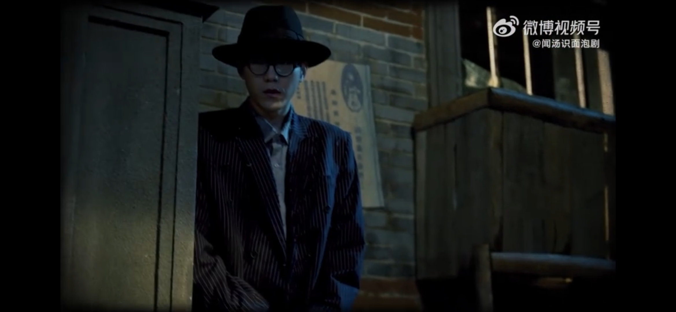 #没见过偷感这么重的特工#他是真的一点儿都不怕暴露自己的身份啊，这特工看着怎么鬼